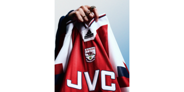 Arsenal vydal své retro dresy z 90. let