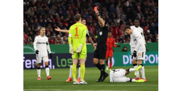 Neuer dostal červenou kartu a byl poprvé v kariéře vyloučen