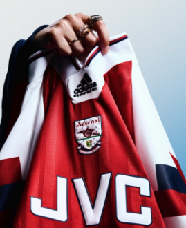 Arsenal vydal své retro dresy z 90. let