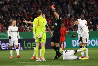 Neuer dostal červenou kartu a byl poprvé v kariéře vyloučen